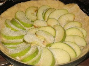яблоки выложить на тесто и посыпать сахаром